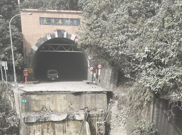 大清水隧道北洞口外 - 橋樑坍塌